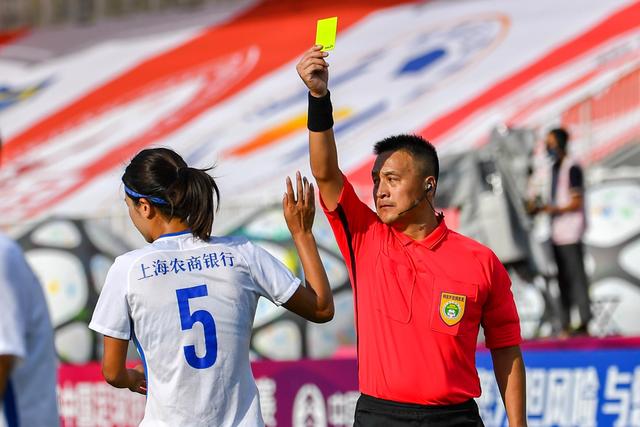 32岁内马尔沙特躺平 36岁莱万西甲拼命15场进17球